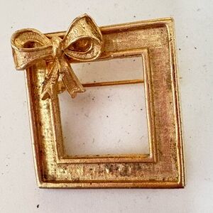 Vintage hard to find Wiesner Gold tone picture frame Bow Brooch